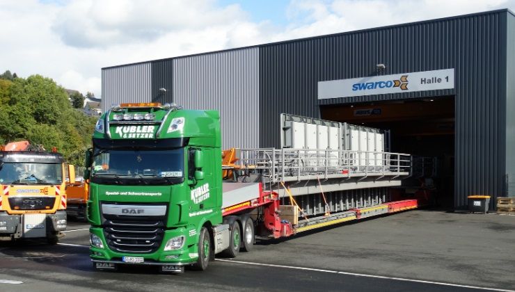 Abtransport einer fertigen Schilderbrücke mit LKW