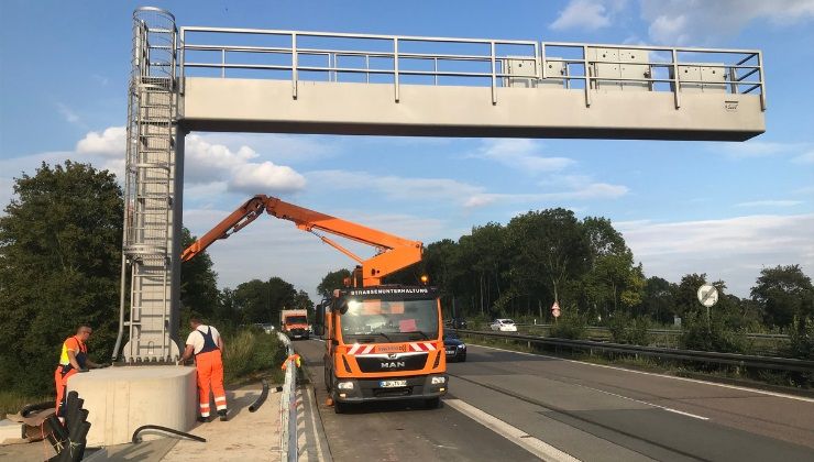 Traffic sign carrier construction