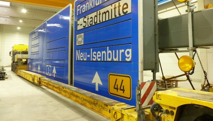 Abtransport einer fertigen Schilderbrücke aus der Montagehalle