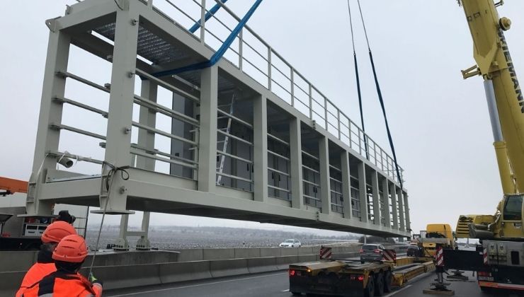 Montage einer Schilderbrücke auf der Autobahn