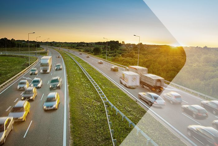 Fahrzeuge fahren in der Sonne auf einer Straße