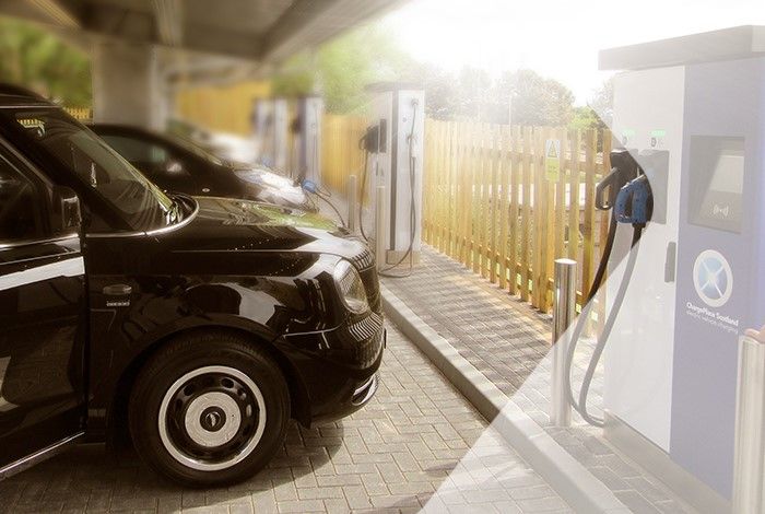 Elektro-Autos parken und laden an SWARCO-Ladesäulen