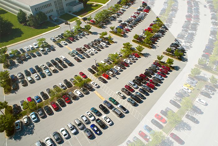 Firmen-Parkplatz mit Autos