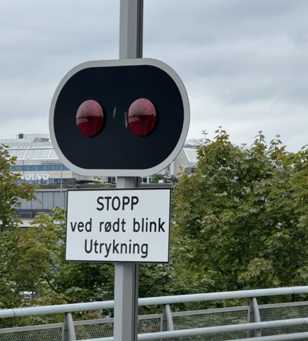 Wig-wag varslingslys fra SWARCO som aktiveres ved utrykning i Dronning Margrethes vei