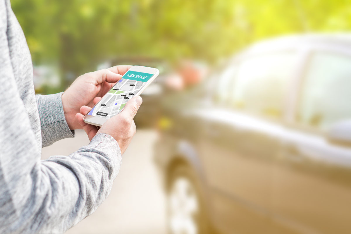 Mobilitätsmanagement: Koordination von Serviceangeboten Mann nutzt Carsharing-Angebot