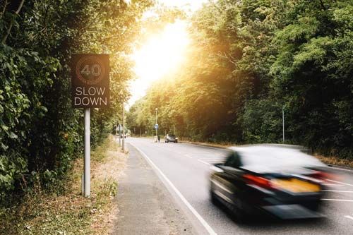 Geschwindigkeitswarnung Fahrzeug aktivierte Zeichen