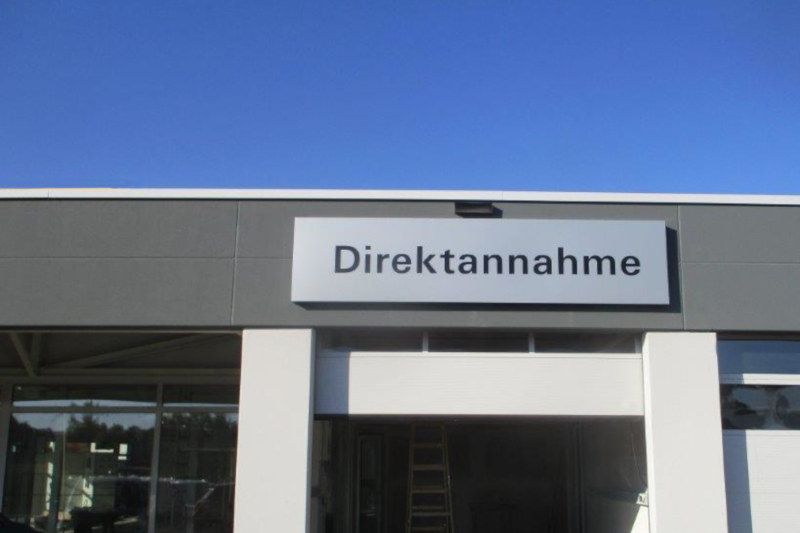 Wandmontierte, innenbeleuchtete Schilder
