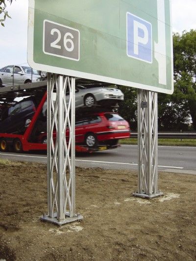 Crash friendly sign mast